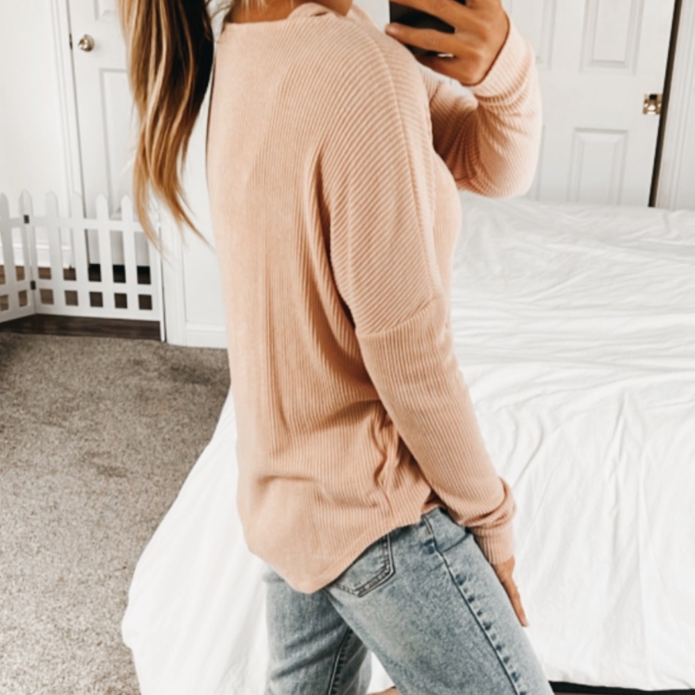 Express Cutout Top - Picture 3 of 8